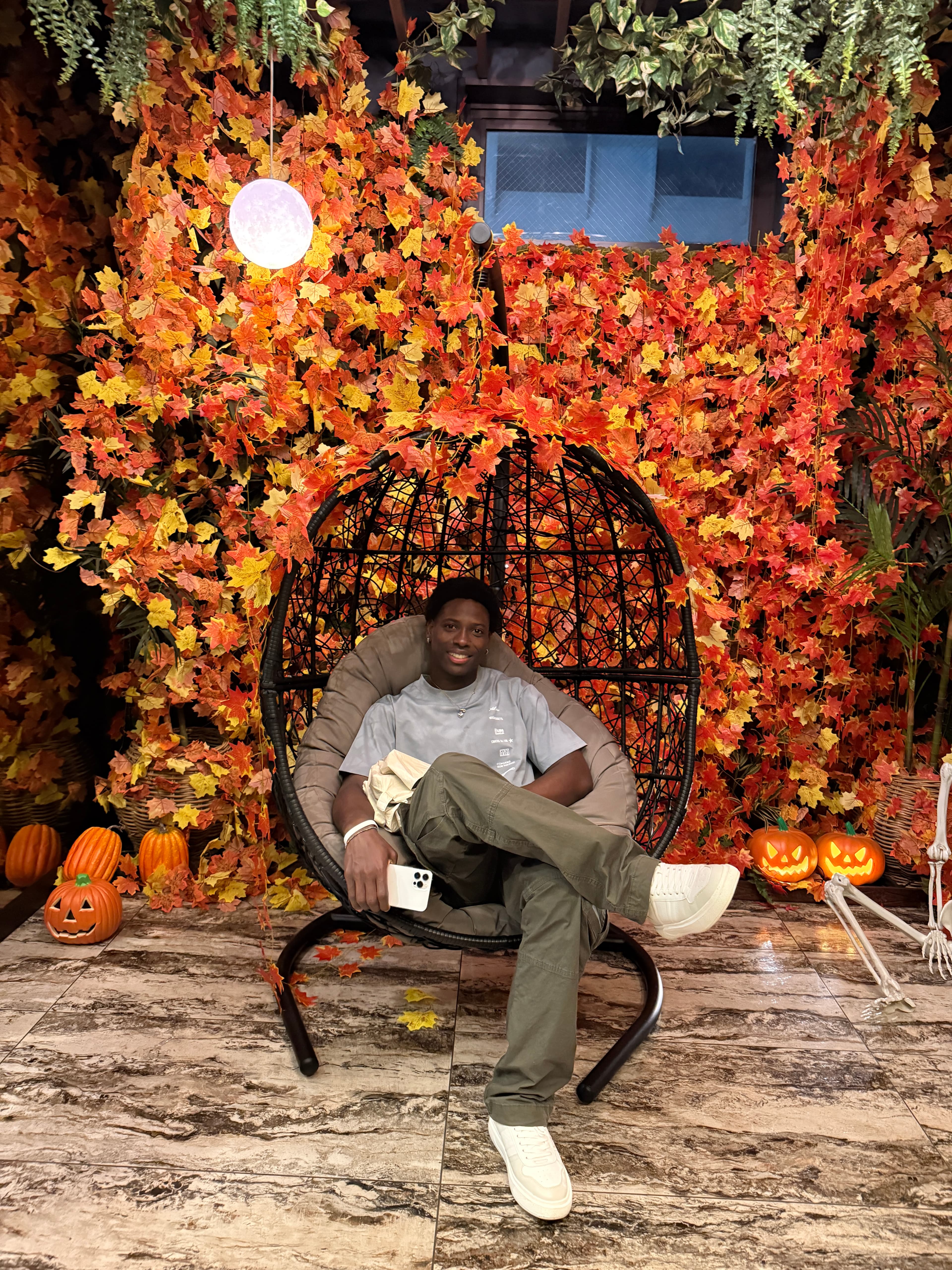 georgefranzuamycanvasitepersonal-brand-portfolio-website-in-fuchsia-cream-classy-calligraphy-style