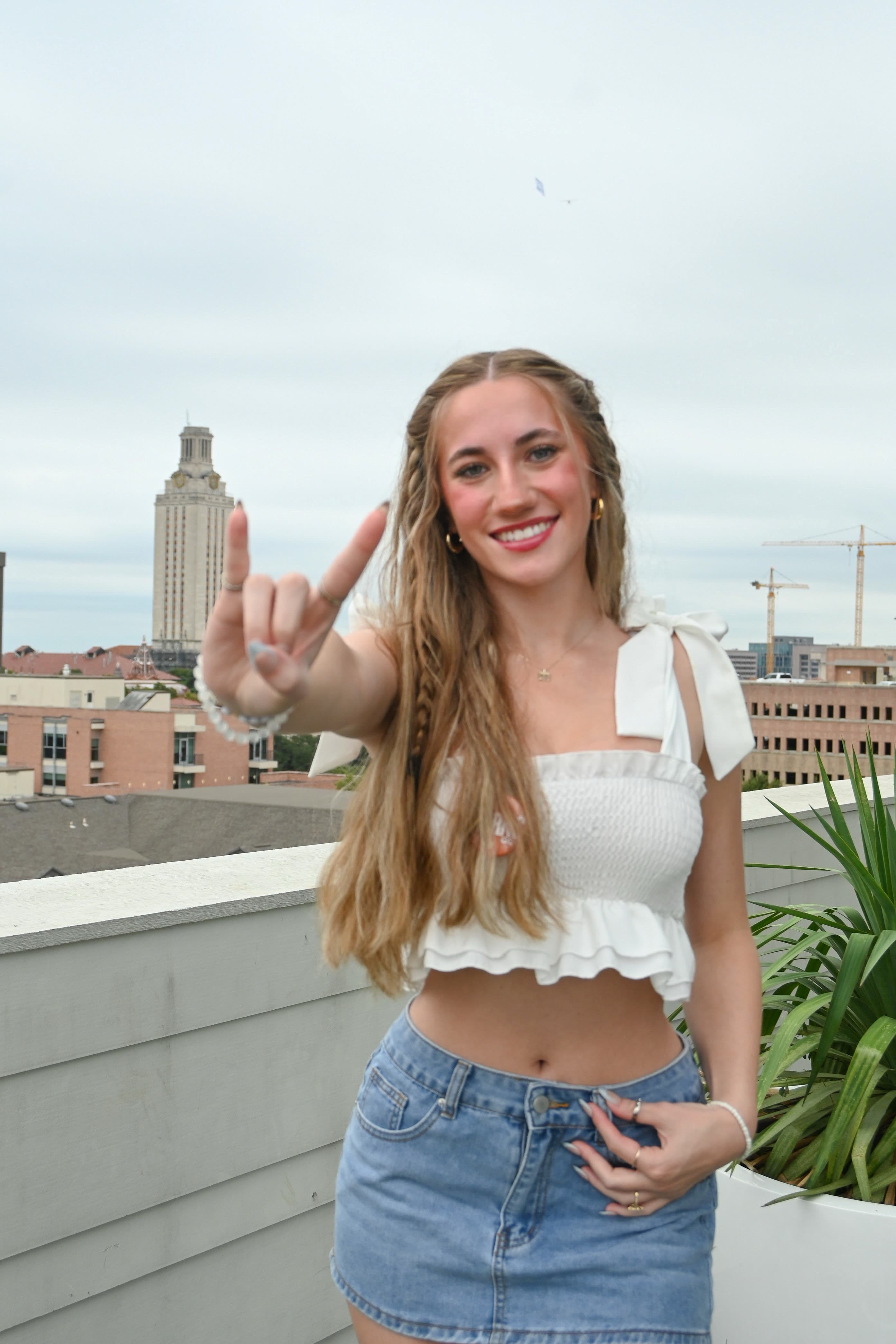 utstudentmycanvasiteivory-black-simple-elegant-minimalist-new-arrivals-clothes-desktop-prototype